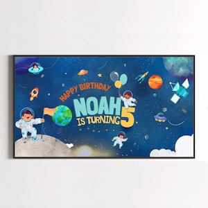 Può includere: Un banner di compleanno incorniciato a tema spaziale. Il banner presenta il testo "Buon Compleanno Noah compie 5 anni" con illustrazioni di astronauti, pianeti, razzi e UFO su uno sfondo blu scuro stellato.