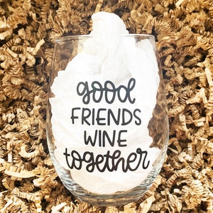 Może przedstawiać: Szklanka do wina z przezroczystego szkła z nadrukiem "good friends wine together" w kolorze czarnym na boku.