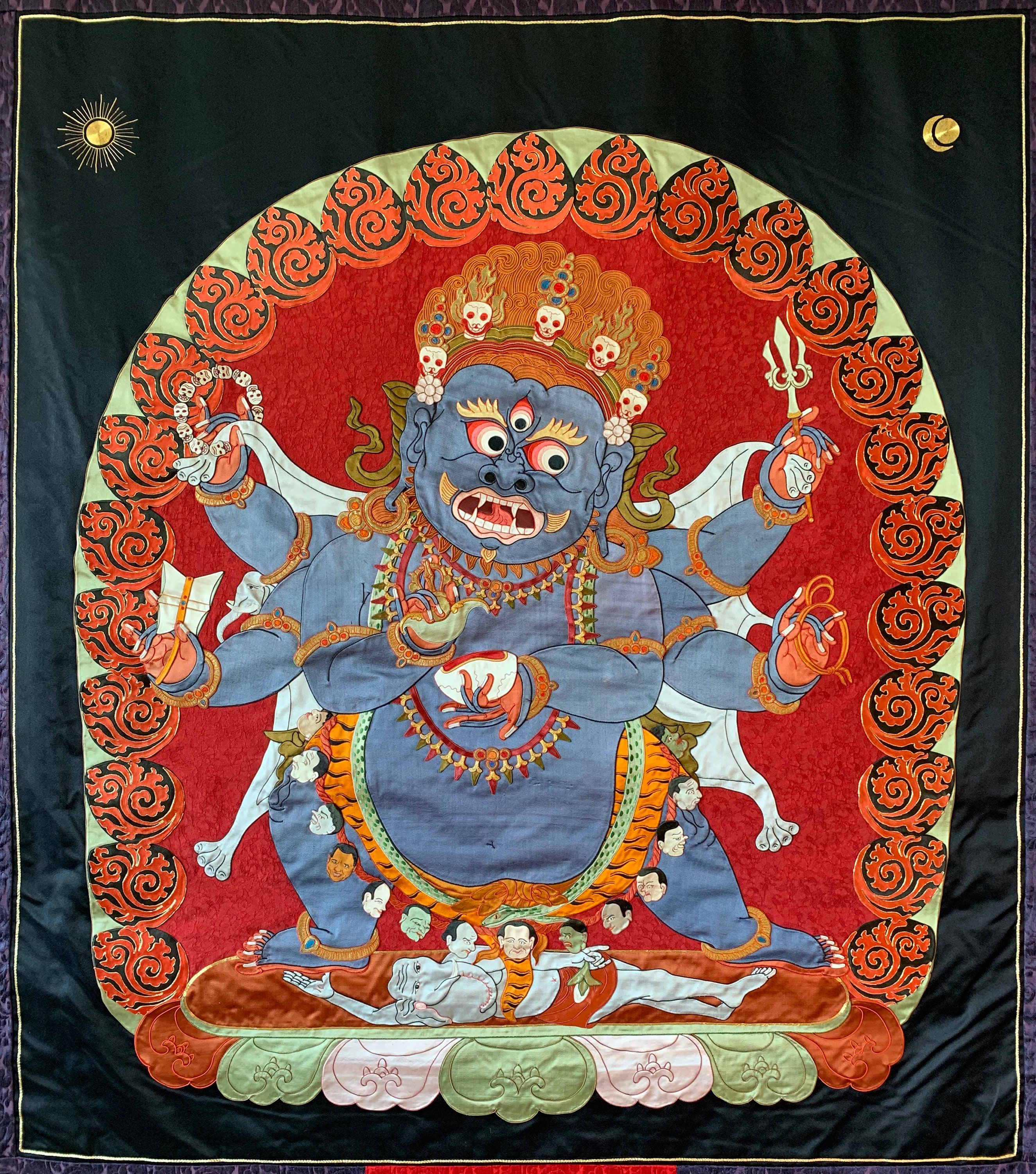 マハカーラ シルクアップリケタンカ — 巨大な六臂のマハカーラ、手縫い