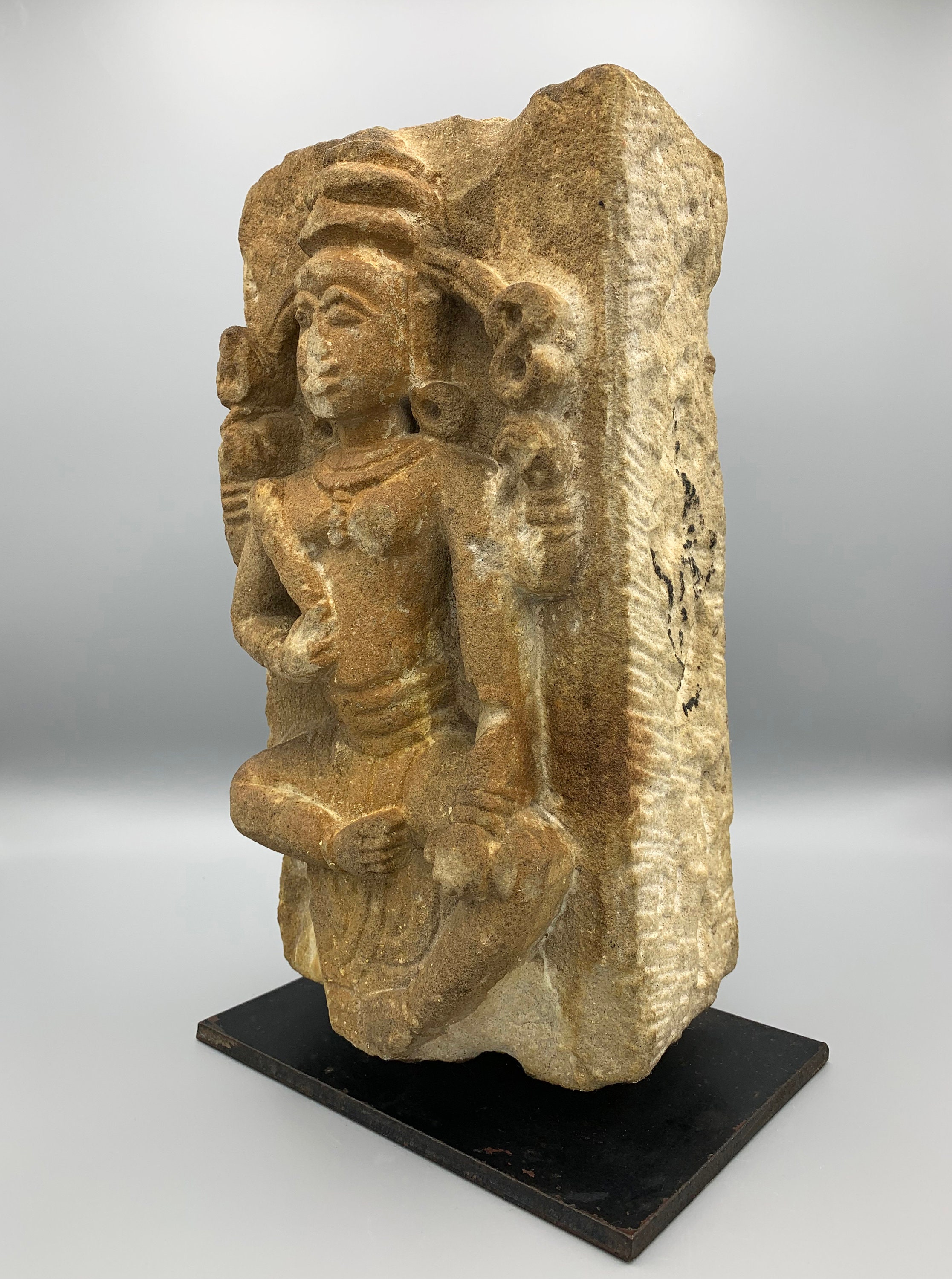 古代インドのシヴァ神、アンティークなインドの石の彫刻、13 世紀以前