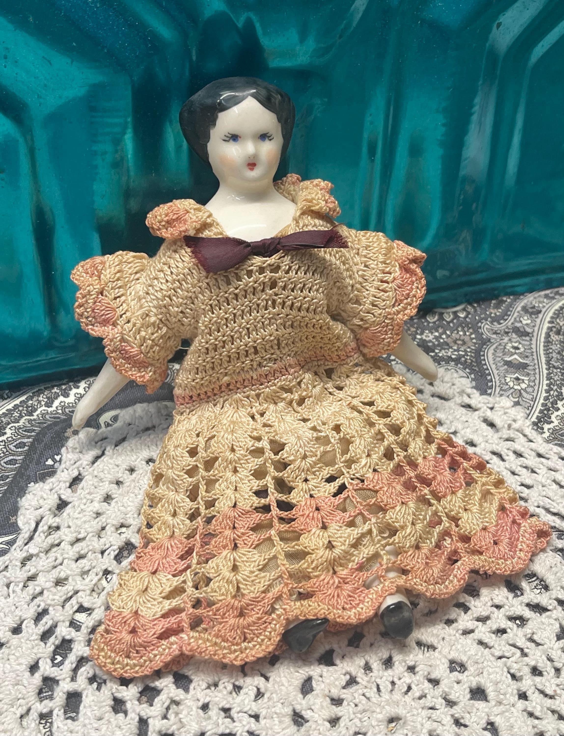 * antique doll ୨୧ .·*° .·*° アンティーク ペグドール Antique Small Porcelain Doll in Aged Crochet Dress - Etsy