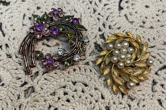 Vintage floral design brooch pin- 2 pieces - image 1