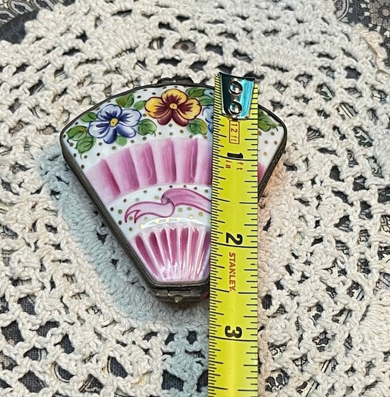 Vintage small French fan shaped porcelain needle … - image 3