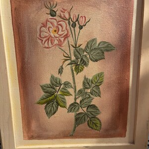 Puede incluir: Una pintura enmarcada de una rosa rosa con hojas verdes sobre un fondo rosa claro.