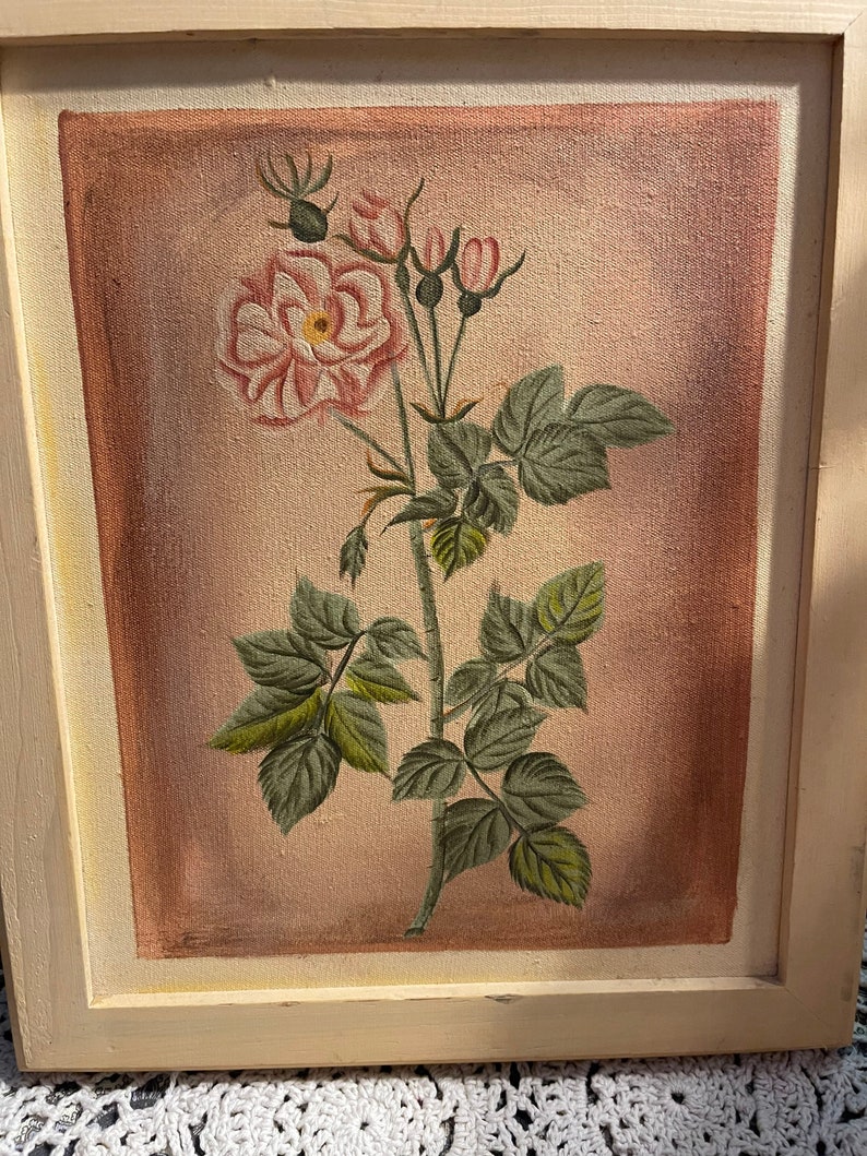 Puede incluir: Una pintura enmarcada de una rosa rosa con hojas verdes sobre un fondo rosa claro.