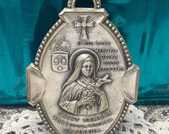 Placa metálica pequeña y delgada de Santa Teresa, antigua o vintage - envejecida