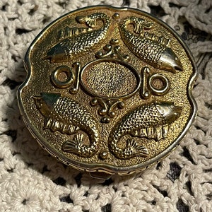 Vintage small gold tone mirrored metal empty powder compact box - missing stone cabochon