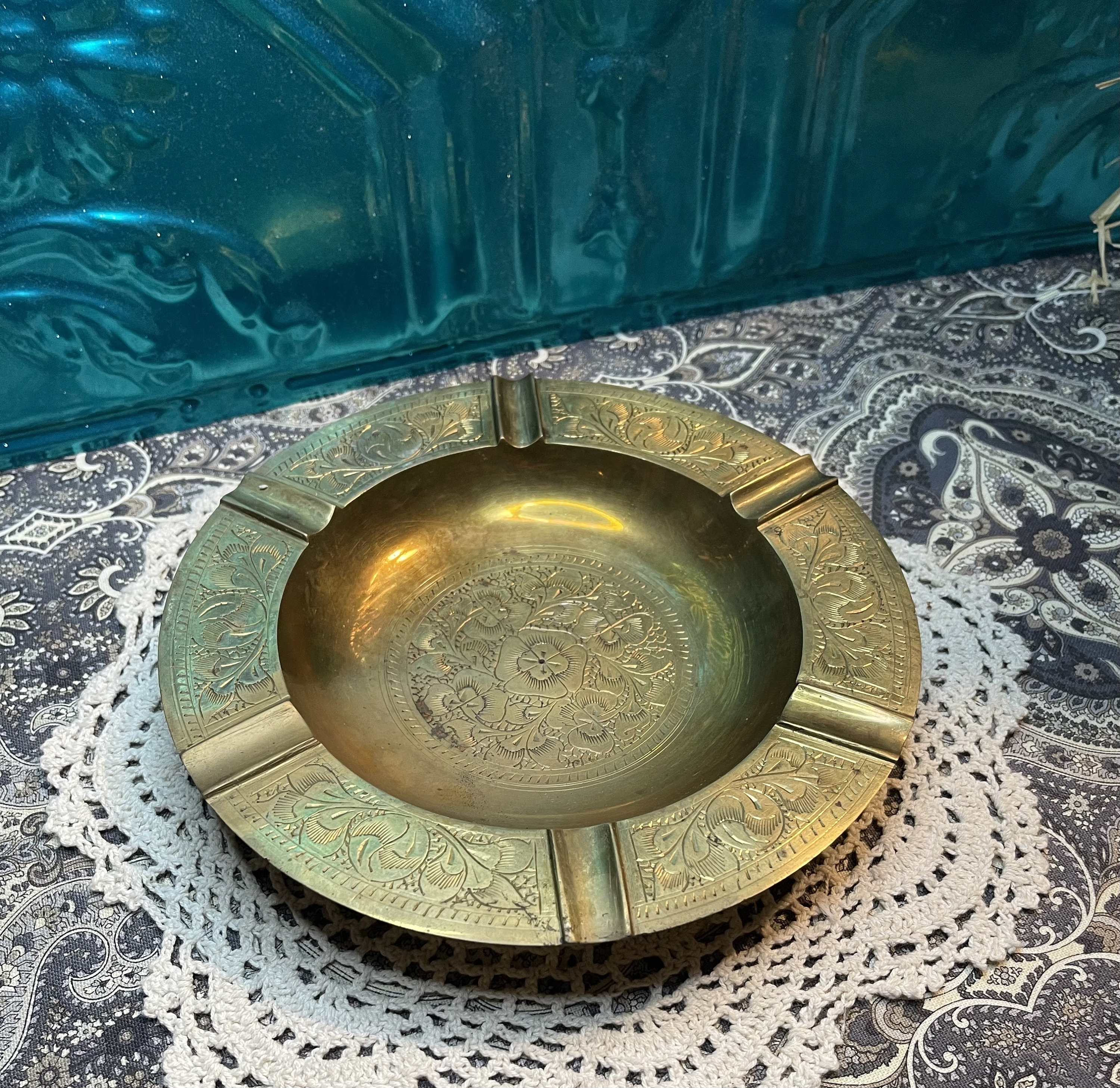 ヴィンテージ アンティーク 真鍮製 ロータスフラワー アッシュトレイ Vintage Large Round Brass Ashtray With Etched Floral Details- Aged
