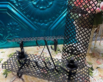 Conjunto vintage de 2 estantes de malla metálica negra y candelabros a juego