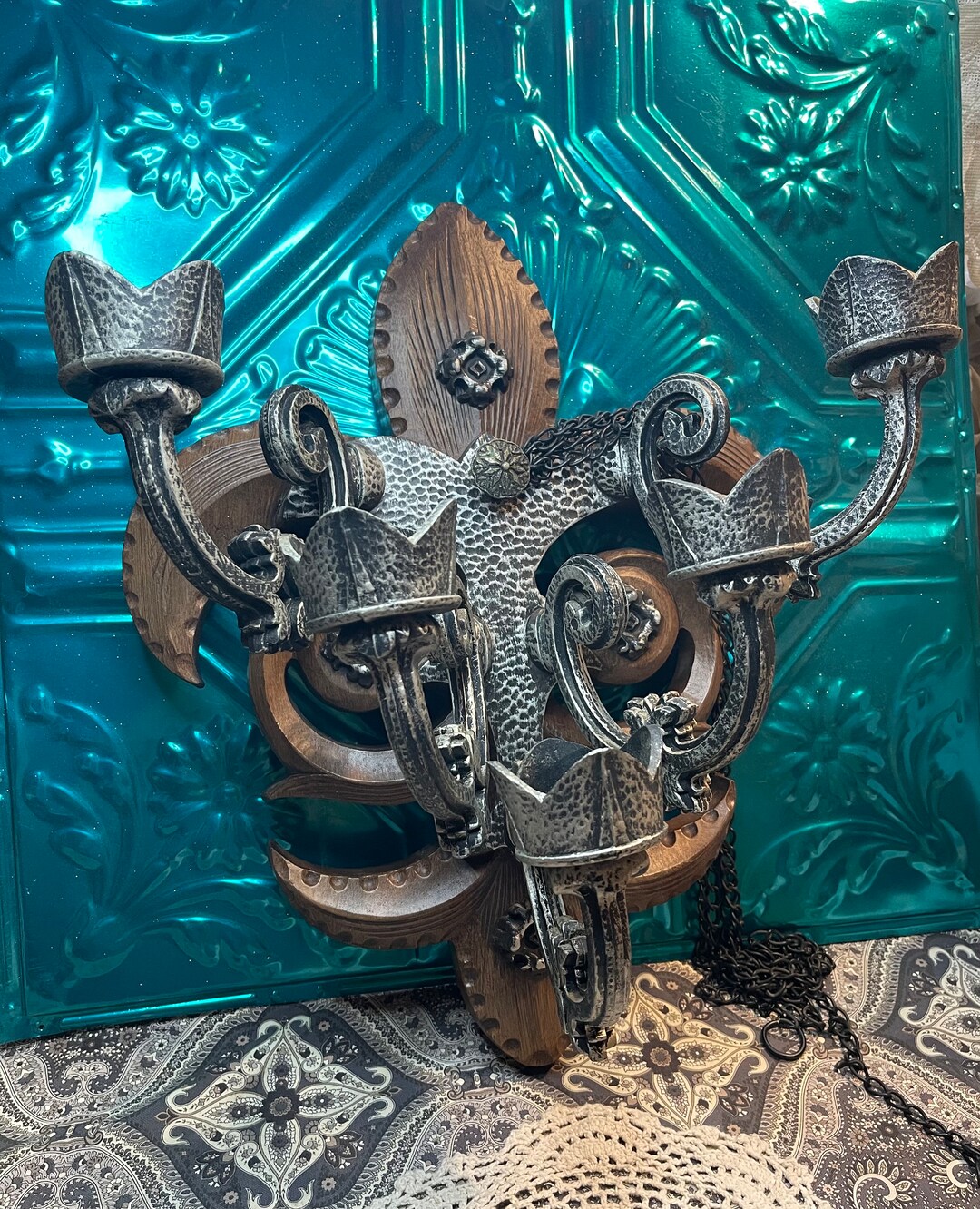 Grande Broche à Bougie Décorative Fleur De Lis – Cristaux Transparents
