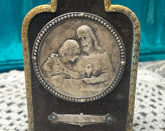 Medallón pequeño antiguo o vintage de la Sagrada Comunión de Jesús sobre placa de terciopelo y madera con marco de metal tipo caballete - hecho en Francia - envejecido