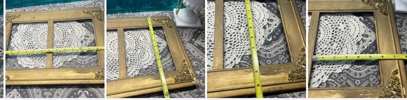 K&ouml;nnte beinhalten: Ein goldfarbener Bilderrahmen mit verzierten Details, der zwei wei&szlig;e H&auml;keldeckchen h&auml;lt. Der Rahmen befindet sich auf einer gemusterten Stoffoberfl&auml;che.