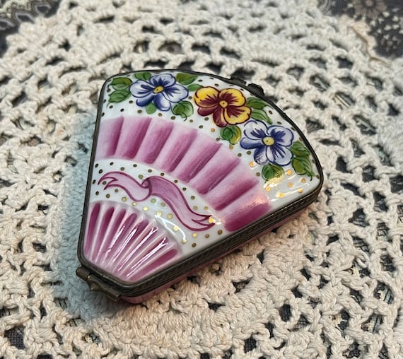 Vintage small French fan shaped porcelain needle … - image 2