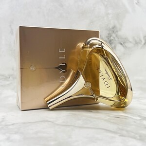 K&ouml;nnte beinhalten: Ein goldfarbenes Parf&uuml;mflaschen- und Box-Set. Die Flasche hat ein einzigartiges, geschwungenes Design mit dem Aufdruck "IDYLLE" und "Guerlain". Die Box ist in passender Goldfarbe gehalten und tr&auml;gt den Aufdruck "IDYLLE".