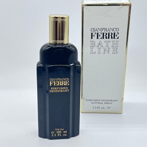Può includere: Un flacone nero e oro di deodorante profumato Gianfranco Ferre Bath Line. Il flacone contiene 100 ml (3,3 fl oz) ed è composto al 75% da alcool.