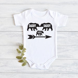 Anpassbare zwei Daddy Bären und Baby Strampler, Gay Shower Geschenk, Gleichstellung der Geschlechter, zwei Väter Bodysuit, Daddy Papa Strampelanzug, Babyname