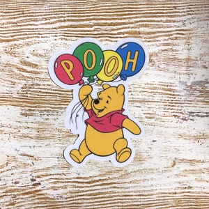 Clásico Winnie the Pooh con globos impermeables laminadosSticker, Disney Sticker, Disney Addict. Pegatina de vaso