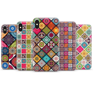 Può includere: Cinque custodie per telefono colorate con un motivo geometrico di quadrati e cerchi. Le custodie sono tutte di colori e motivi diversi, ma hanno tutte un design simile.