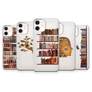 Può includere: Quattro diverse custodie per iPhone con un design a libreria. Le custodie presentano una libreria piena di libri, un albero fatto di libri, una testa con una libreria per il cervello e una pila di libri.