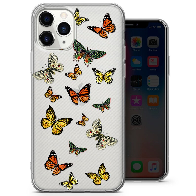 Op de afbeelding: Een transparante telefoonhoes met een ontwerp van kleurrijke vlinders. De vlinders zijn in verschillende tinten oranje, geel en zwart.