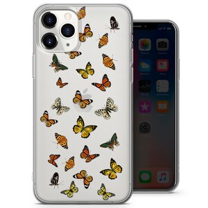 Op de afbeelding: Transparante telefoonhoes met een ontwerp van meerdere oranje en zwarte vlinders. De hoes is ontworpen voor een iPhone.