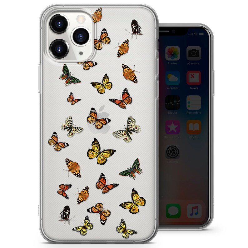 Op de afbeelding: Transparante telefoonhoes met een ontwerp van meerdere oranje en zwarte vlinders. De hoes is ontworpen voor een iPhone.