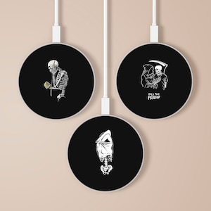 Puede incluir: Tres piezas de decoración de pared circulares negras con ilustraciones blancas de esqueletos. La pieza central presenta un esqueleto con una guadaña y el texto "Only True Friend".