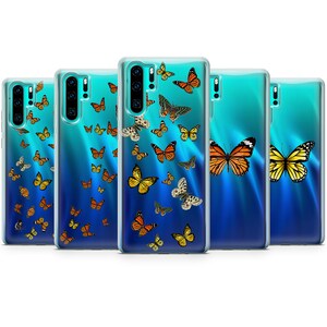 Op de afbeelding: Een set van vijf transparante telefoonhoesjes met een blauwe en groene gradi&euml;nt achtergrond en een patroon van kleurrijke vlinders.