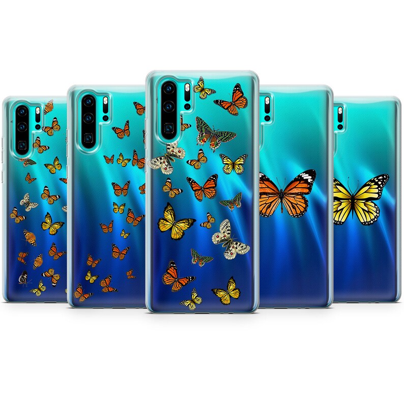 Op de afbeelding: Een set van vijf transparante telefoonhoesjes met een blauwe en groene gradi&euml;nt achtergrond en een patroon van kleurrijke vlinders.