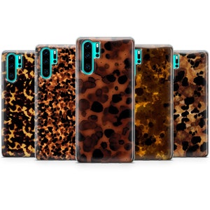 Könnte beinhalten: Fünf verschiedene Handyhüllen mit einem Schildpattmuster. Die Hüllen sind transparent und lassen das Design des Handys durch die Hülle hindurchscheinen.