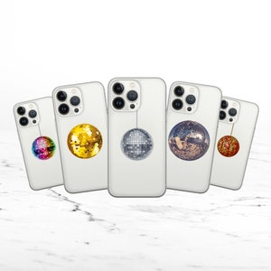 Puede incluir: Cinco fundas transparentes para teléfono con diseños de bolas de discoteca de diferentes colores. Las fundas son para iPhone 13 Pro Max.