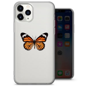 Op de afbeelding: Een transparante telefoonhoes met een vlinderontwerp. De vlinder is oranje en zwart met witte stippen. De hoes is ontworpen voor een iPhone.