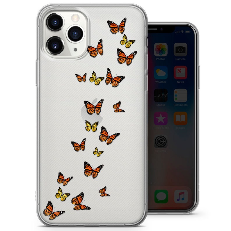 Op de afbeelding: Een transparante telefoonhoes met een ontwerp van oranje en gele vlinders. De hoes is ontworpen voor een iPhone.