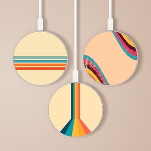 Puede incluir: Tres cargadores inalámbricos redondos con diferentes diseños de estilo retro. El primer cargador tiene rayas horizontales en azul, naranja y rojo. El segundo cargador tiene un diseño curvo con rayas rosas, rojas, naranjas, amarillas y azules. El tercer cargador tiene rayas verticales en azul, turquesa, naranja y amarillo.