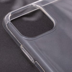 Op de afbeelding: Een transparante telefoonhoes van plastic met een textuur. De hoes is ontworpen om te passen op een smartphone met een camerabult.