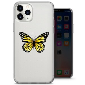 Op de afbeelding: Een transparante telefoonhoes met een geel vlinderontwerp. De vlinder heeft zwarte contouren en een textuur achtergrond.