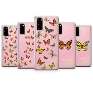 Op de afbeelding: Vijf transparante telefoonhoesjes met een roze achtergrond. De hoesjes hebben verschillende vlinderontwerpen met oranje, gele en zwarte vleugels. De hoesjes zijn voor Samsung-telefoons.