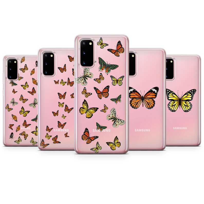 Op de afbeelding: Vijf transparante telefoonhoesjes met een roze achtergrond. De hoesjes hebben verschillende vlinderontwerpen met oranje, gele en zwarte vleugels. De hoesjes zijn voor Samsung-telefoons.