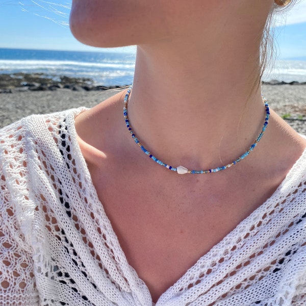 Die „Maris“-Halskette | Blaue Perlen-Muschelkette, buntes Muschelperlen-Halsband, Strand-Surfer-Halskette, sommerblaue und goldene Halskette,