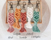 Makramee Schlüsselanhänger 14 cm, mit Karabinerhaken, in Pastellfarben, Boho Style, Gastgeschenk, Anhänger Macrame