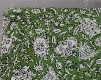 Könnte beinhalten: Grüner Stoff mit weißem Blumenmuster. Der Stoff ist eine Baumwollmischung und hat eine weiche, glatte Textur.