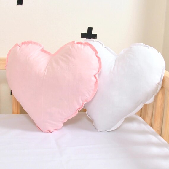 На кровати одна подушка сердце. Велюровые подушки сердце. Игрушка подушка сердце. Велюровые подушки сердечко. Сердечком подушка в детскую кроватку.
