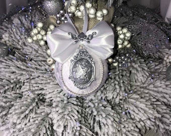 Handgjord sammet julgransprydnad, silverkula med strass, högtidsdekoration