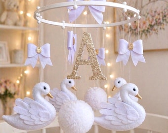 Móvil para cuna con forma de cisne y nombre, decoración infantil en blanco y dorado, regalo personalizado para niña, cisne de fieltro para cuna redonda, lujosa decoración infantil.