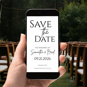 Puede incluir: Un teléfono inteligente negro muestra un anuncio de boda digital. El texto dice "SAVE the DATE" encima de los nombres "Samantha & Brad" y la fecha "09.21.2026". El anuncio también incluye "CEREMONY, WY" y "FORMAL INVITATION TO FOLLOW".