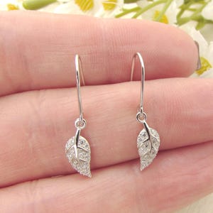 Örhängen i sterlingsilver med lövmotiv, naturinspirerade hängande smycken