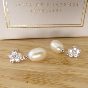 Brincos de pérolas de água doce de prata esterlina 925, brincos pequenos de pérolas genuínas, brincos florais de pérolas de casamento, brincos simples de pérolas de água doce