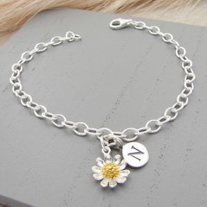 Personligt armband med tusensköna i sterlingsilver: Smycken med initialberlock