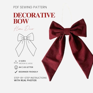 Może przedstawiać: Wzór krawiecki PDF na ozdobną kokardę z tekstem PDF SEWING PATTERN, DECORATIVE BOW, Home Decor, 2 SIZES MEDIUM & LARGE, A4 | US LETTER, BEGINNER FRIENDLY oraz STEP-BY-STEP INSTRUCTIONS WITH REAL PHOTOS, obok ciemnoczerwonej kokardy z tkaniny.