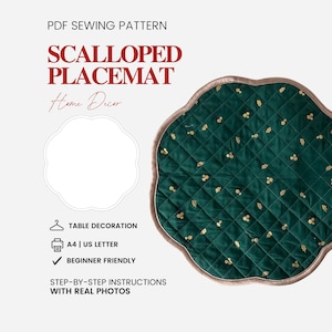 Puede incluir: Un patrón de costura en PDF para un mantel individual festoneado de tela acolchada verde oscuro con un patrón de hojas doradas y un borde marrón claro. El texto dice PDF SEWING PATTERN, SCALLOPED PLACEMAT, Home Decor, TABLE DECORATION, A4 | US LETTER, BEGINNER FRIENDLY, STEP-BY-STEP INSTRUCTIONS WITH REAL PHOTOS.